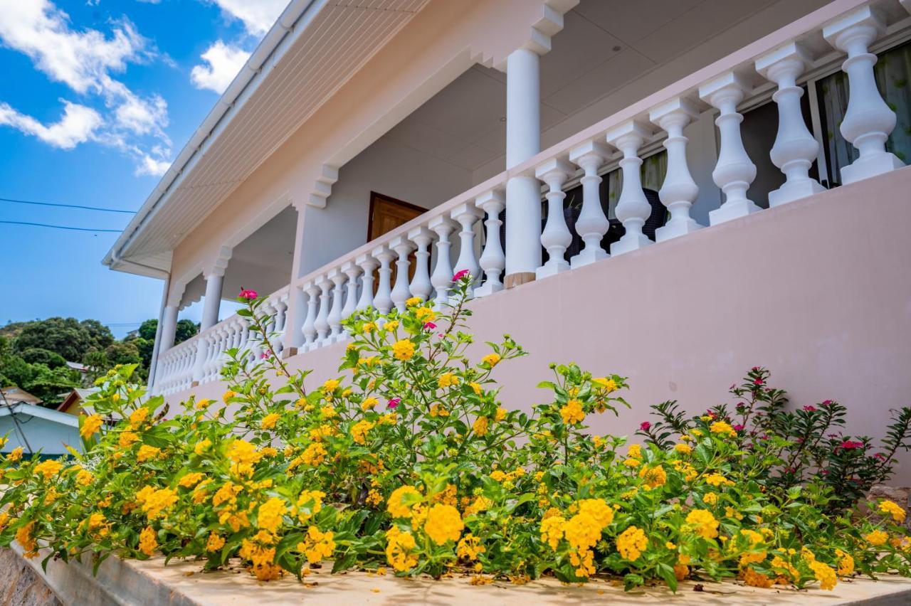 Athara'S Apartment Baie Sainte Anne エクステリア 写真