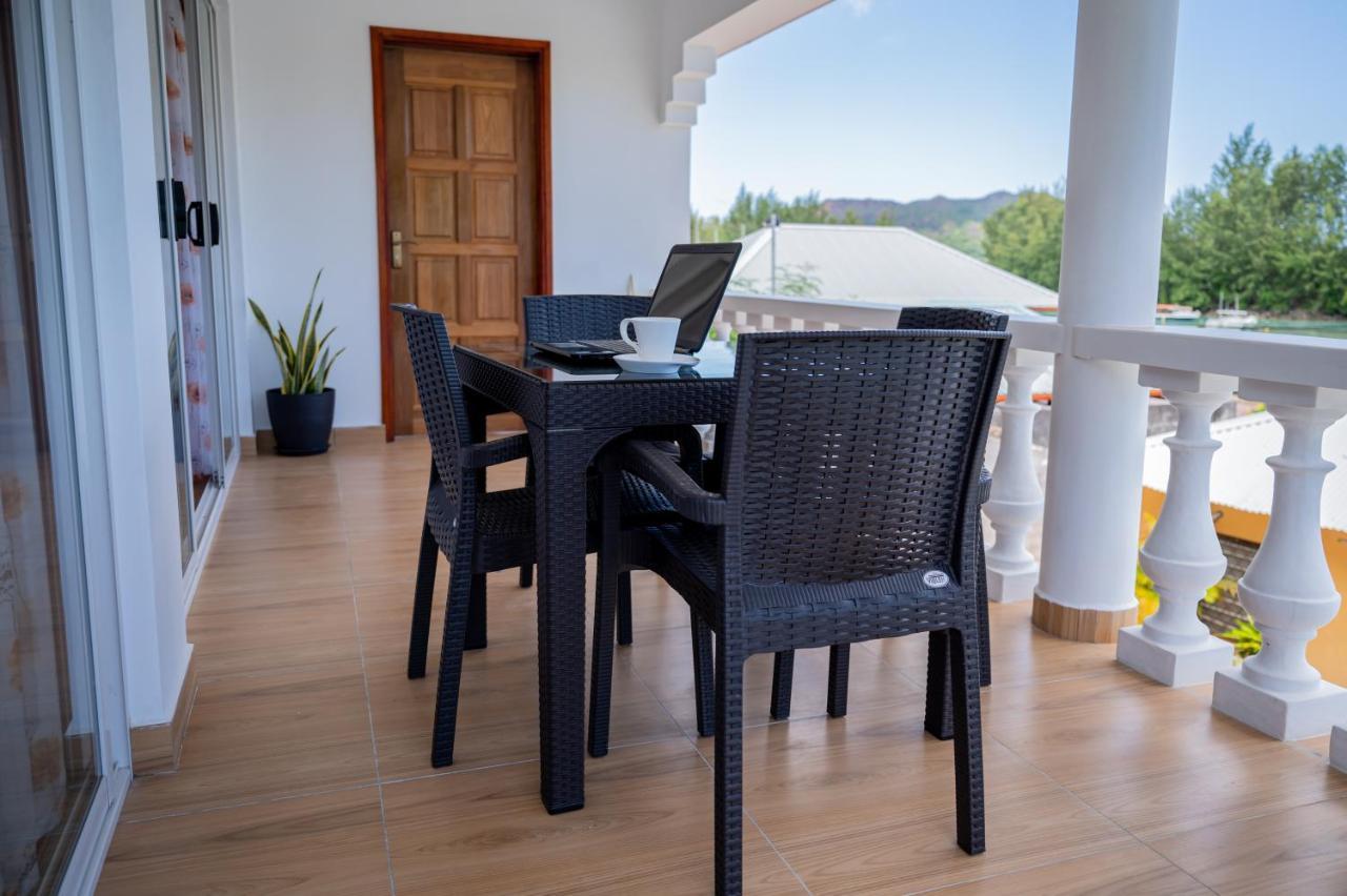 Athara'S Apartment Baie Sainte Anne エクステリア 写真